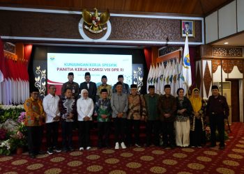 Gubernur Jambi Al Haris bersama jajaran dan Tim Kunjungan Kerja Komisi VIII DPR RI usai pertemuan terkait pengawasan persiapan penyelenggaraan ibadah haji 2026 di Auditorium Rumah Dinas Gubernur Jambi, Kamis (9/4/2026). (Dok. Stepanus)