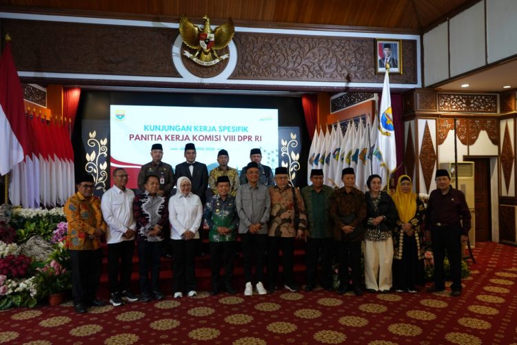 Gubernur Jambi Al Haris bersama jajaran dan Tim Kunjungan Kerja Komisi VIII DPR RI usai pertemuan terkait pengawasan persiapan penyelenggaraan ibadah haji 2026 di Auditorium Rumah Dinas Gubernur Jambi, Kamis (9/4/2026). (Dok. Stepanus)