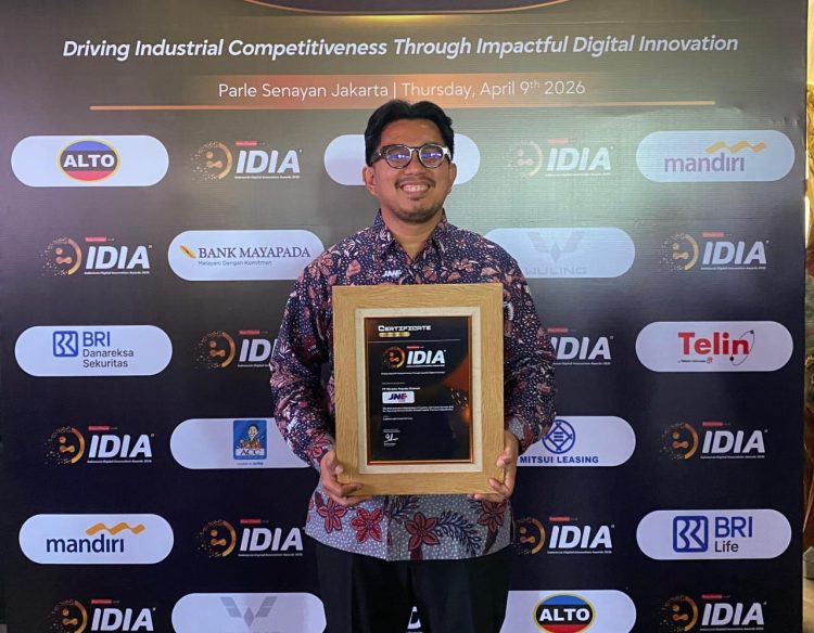 Perwakilan JNE menerima penghargaan “The Most Innovative Digitalization of Logistics and Courier Service 2026” pada ajang Indonesia Digital Innovation Awards (IDIA) 2026 di Jakarta, Kamis (9/4/2026). (Dok, Humas_)