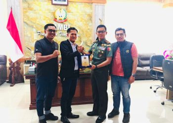 Ketua PWI Kota Jambi bersama pengurus menyerahkan plakat kepada Danrem 042/Gapu Brigjen TNI Nyamin saat kunjungan silaturahmi di Kota Jambi, Jumat (10/4/2026) (Dok. Nahar)
