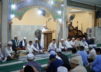 Gubernur Jambi Al Haris memberikan sambutan dalam kegiatan Safari Subuh di Masjid Raya Magat Sari, Kota Jambi, Jumat (10/4/2026). (Dok. Stepanus)