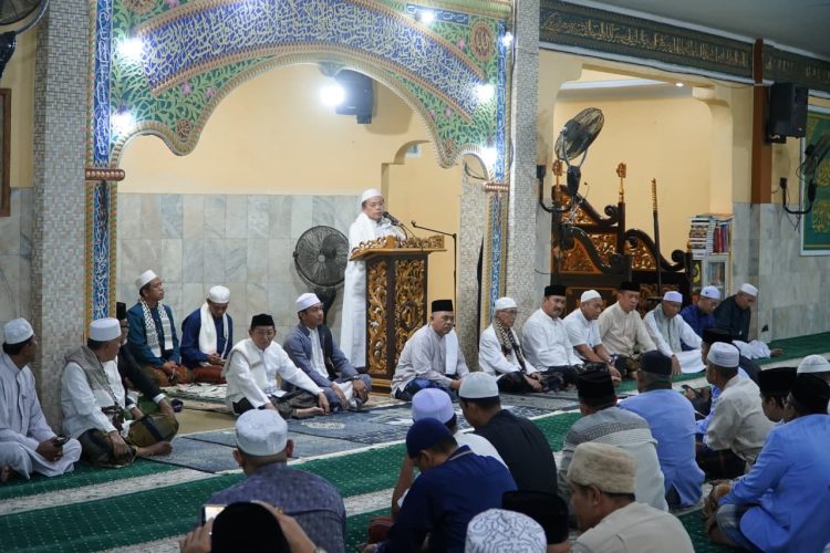 Gubernur Jambi Al Haris memberikan sambutan dalam kegiatan Safari Subuh di Masjid Raya Magat Sari, Kota Jambi, Jumat (10/4/2026). (Dok. Stepanus)