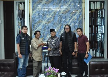 Pengurus PWI Kota Jambi menyerahkan plakat kepada Wali Kota Jambi Maulana saat audiensi di ruang kerja Wali Kota Jambi, Jumat (10/4/2026). (Dok. Stepanus)