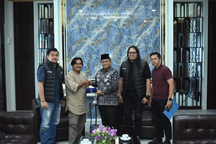 Pengurus PWI Kota Jambi menyerahkan plakat kepada Wali Kota Jambi Maulana saat audiensi di ruang kerja Wali Kota Jambi, Jumat (10/4/2026). (Dok. Stepanus)