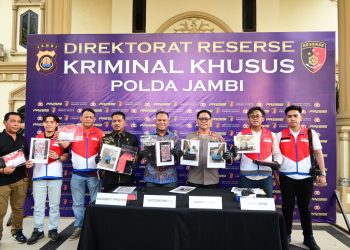 Kabid Humas Polda Jambi Kombes Pol. Erlan Munaji, didampingi Dirreskrimsus Kombes Pol. Taufik Nurmandia, Kasubdit Tipidter AKBP Hadi Handoko menunjukkan barang bukti dalam konferensi pers di Lobby Gedung B Polda Jambi, Jumat (10/4/2026). (Dok. Nahar)