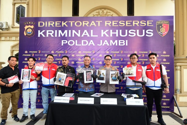 Kabid Humas Polda Jambi Kombes Pol. Erlan Munaji, didampingi Dirreskrimsus Kombes Pol. Taufik Nurmandia, Kasubdit Tipidter AKBP Hadi Handoko menunjukkan barang bukti dalam konferensi pers di Lobby Gedung B Polda Jambi, Jumat (10/4/2026). (Dok. Nahar)