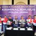 Kabid Humas Polda Jambi Kombes Pol. Erlan Munaji, didampingi Dirreskrimsus Kombes Pol. Taufik Nurmandia, Kasubdit Tipidter AKBP Hadi Handoko menunjukkan barang bukti dalam konferensi pers di Lobby Gedung B Polda Jambi, Jumat (10/4/2026). (Dok. Nahar)