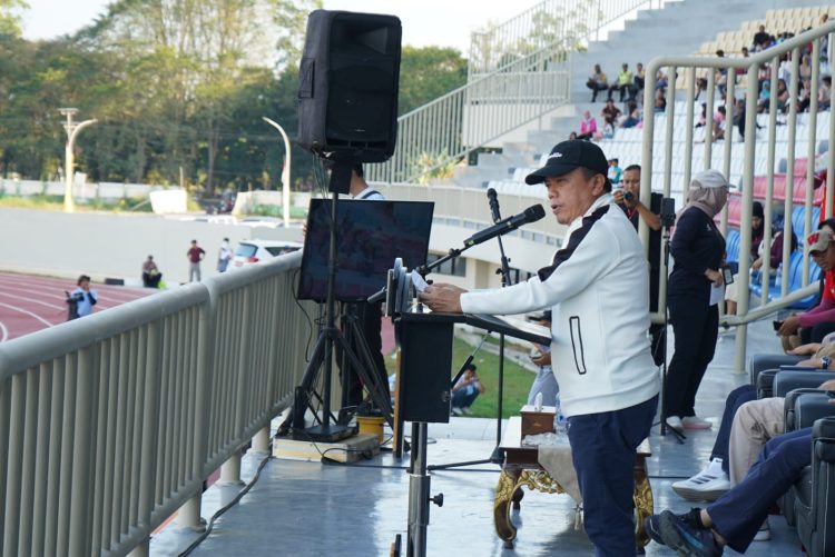 Gubernur Jambi memberikan sambutan saat pembukaan Liga 4 Provinsi Jambi 2026 di Stadion Swarnabhumi, Jumat (10/4/2026) (Dok. Erit)