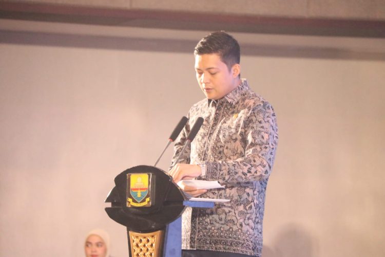 Ketua DPRD Provinsi Jambi M. Hafiz Fattah menyampaikan sambutan dalam kegiatan organisasi kepemudaan di Swiss-Belhotel Jambi, Jumat (10/4/2026) (Dok. Stepanus)