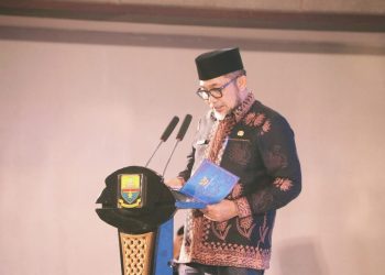 Sekda Sudirman menyampaikan sambutan dalam kegiatan rejuvenasi organisasi kepemudaan di Swiss-Belhotel Jambi, Jumat (10/4/2026) (Dok. Stepanus)