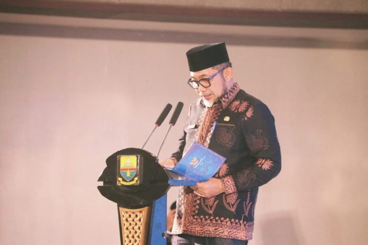 Sekda Sudirman menyampaikan sambutan dalam kegiatan rejuvenasi organisasi kepemudaan di Swiss-Belhotel Jambi, Jumat (10/4/2026) (Dok. Stepanus)