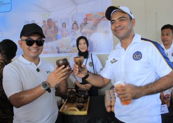 Kepala Kanwil Ditjenpas Jambi bersama jajaran meninjau stan bazar hasil karya warga binaan dalam rangka peringatan Hari Bakti Pemasyarakatan ke-62 di Jambi, Jumat (10/4/2026). (Dok. Nahar)