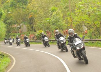 Ilustrasi pengendara sepeda motor mempraktikkan teknik menikung (Dok. Sinsen)