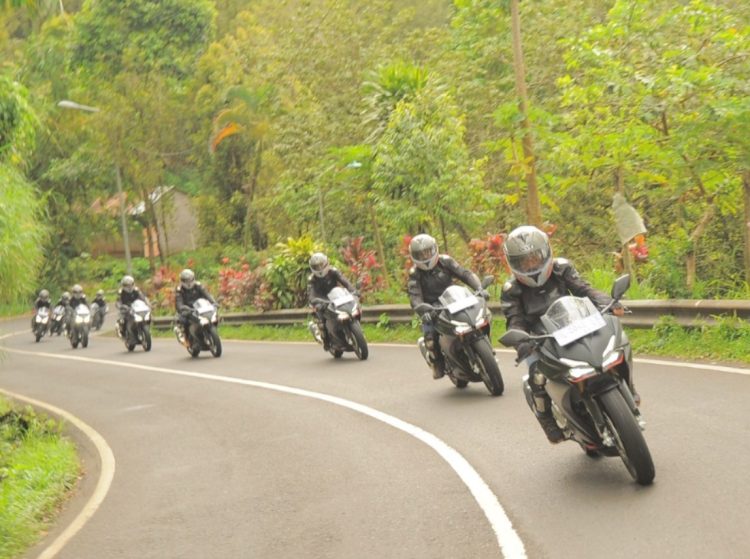 Ilustrasi pengendara sepeda motor mempraktikkan teknik menikung (Dok. Sinsen)