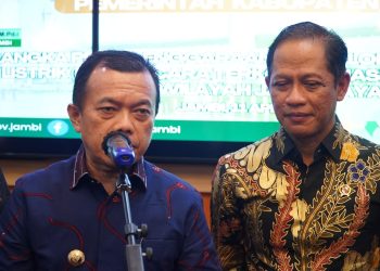 Gubernur Jambi Al Haris memberikan keterangan saat penandatanganan kerja sama pembangunan Pengolahan Sampah menjadi Energi Listrik (PSEL) di Rumah Dinas Gubernur Jambi, Sabtu (11/4/2026). (Dok.Stepanus)