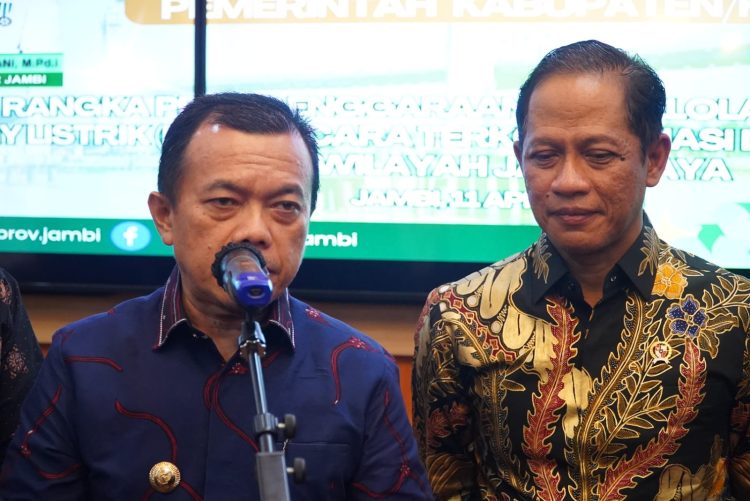 Gubernur Jambi Al Haris memberikan keterangan saat penandatanganan kerja sama pembangunan Pengolahan Sampah menjadi Energi Listrik (PSEL) di Rumah Dinas Gubernur Jambi, Sabtu (11/4/2026). (Dok.Stepanus)