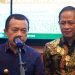 Gubernur Jambi Al Haris memberikan keterangan saat penandatanganan kerja sama pembangunan Pengolahan Sampah menjadi Energi Listrik (PSEL) di Rumah Dinas Gubernur Jambi, Sabtu (11/4/2026). (Dok.Stepanus)