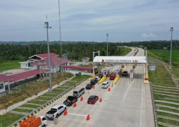 Sejumlah kendaraan melintas di gerbang tol ruas Jalan Tol Trans Sumatera yang dikelola Hutama Karya. (Dok. Humas HK)