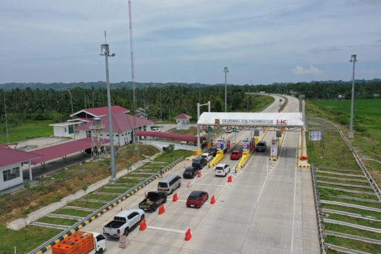 Sejumlah kendaraan melintas di gerbang tol ruas Jalan Tol Trans Sumatera yang dikelola Hutama Karya. (Dok. Humas HK)