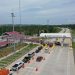 Sejumlah kendaraan melintas di gerbang tol ruas Jalan Tol Trans Sumatera yang dikelola Hutama Karya. (Dok. Humas HK)