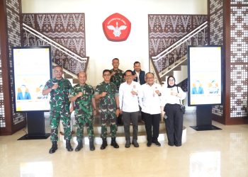 Danrem 042/Gapu Brigjen TNI Nyamin bersama jajaran Korem dan pimpinan Universitas Jambi berfoto bersama usai pertemuan di Kantor Rektor Unja, Senin (13/4/2026) (Dok. Naha