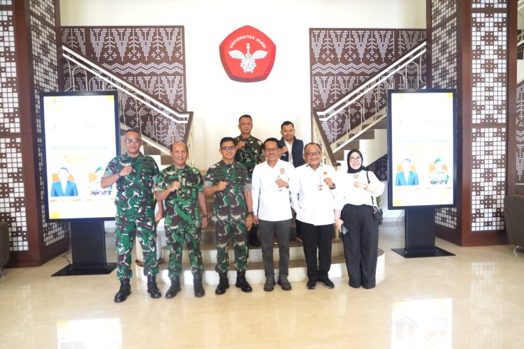 Danrem 042/Gapu Brigjen TNI Nyamin bersama jajaran Korem dan pimpinan Universitas Jambi berfoto bersama usai pertemuan di Kantor Rektor Unja, Senin (13/4/2026) (Dok. Naha