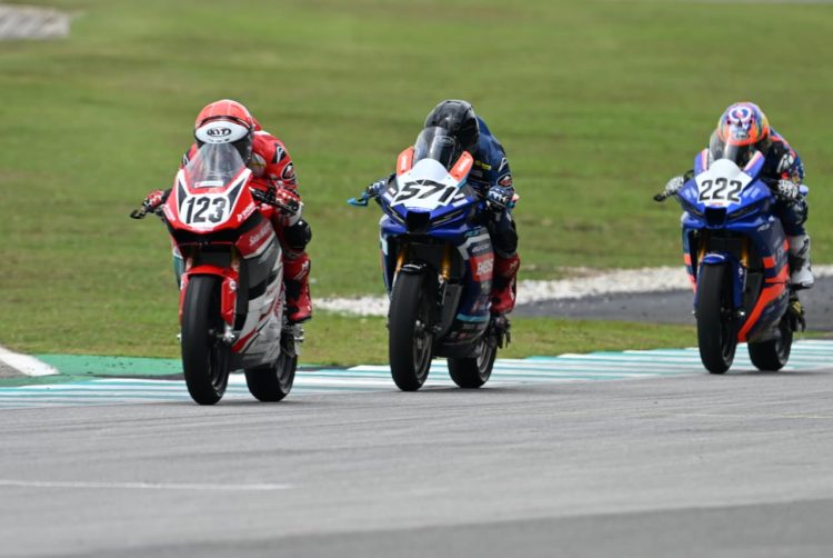 Tiga pebalap bersaing ketat pada ajang Asia Road Racing Championship (ARRC) 2026 di Sepang International Circuit, Malaysia, 11–12 April 2026 (Dok. Sisnen)