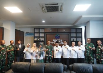 Danrem 042/Gapu Brigjen TNI Nyamin bersama Rektor UIN STS Jambi Kasful Anwar dan jajaran berfoto usai penandatanganan Nota Kesepahaman (MoU) di Gedung Rektorat UIN STS Jambi, Senin (12/4/2026), (Dok. Nahar)