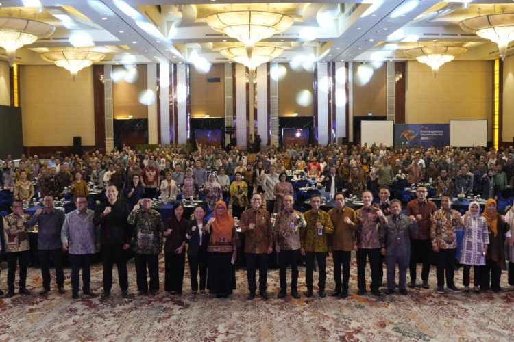 Pimpinan Otoritas Jasa Keuangan (OJK) bersama jajaran dalam kegiatan PPDP Regulatory Dissemination Day 2026 di Jakarta, Senin (2026) (Dok. Humas OJK)