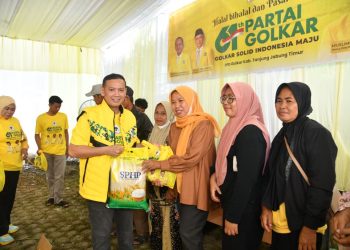 Ketua DPD Partai Golkar Tanjung Jabung Timur, Muslimin Tanja, menyerahkan paket sembako bersubsidi kepada warga dalam kegiatan halal bihalal dan pasar murah, Minggu (12/4/2026). (Dok. Daus)