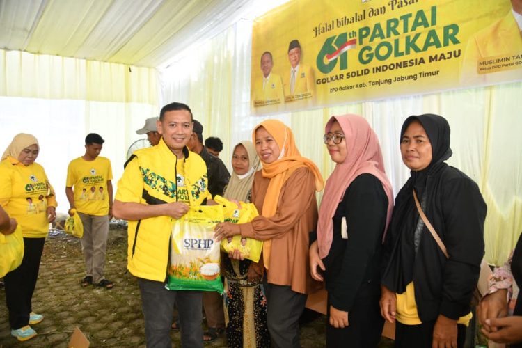 Ketua DPD Partai Golkar Tanjung Jabung Timur, Muslimin Tanja, menyerahkan paket sembako bersubsidi kepada warga dalam kegiatan halal bihalal dan pasar murah, Minggu (12/4/2026). (Dok. Daus)