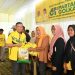 Ketua DPD Partai Golkar Tanjung Jabung Timur, Muslimin Tanja, menyerahkan paket sembako bersubsidi kepada warga dalam kegiatan halal bihalal dan pasar murah, Minggu (12/4/2026). (Dok. Daus)