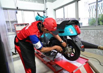 Seorang teknisi melakukan pemeriksaan sepeda motor dalam kegiatan praktik otomotif di Yamaha Engineering School (YES) Jambi. (Dok. Daus)