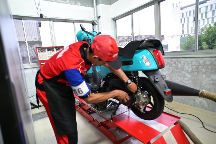 Seorang teknisi melakukan pemeriksaan sepeda motor dalam kegiatan praktik otomotif di Yamaha Engineering School (YES) Jambi. (Dok. Daus)
