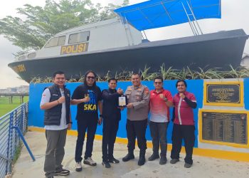 Ketua PWI Kota Jambi bersama pengurus menyerhakan Plakat kepada Ditpolairud Polda Jambi di Mako Ditpolairud, Selasa (14/4/2026) (Dok. Dhea)