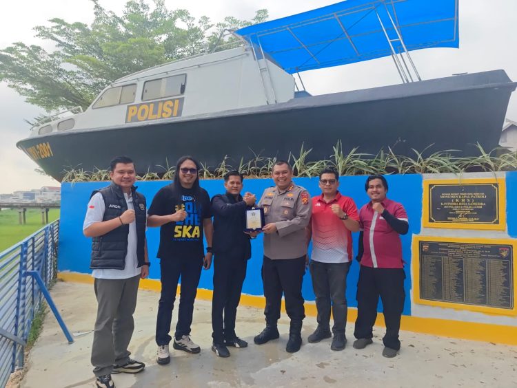 Ketua PWI Kota Jambi bersama pengurus menyerhakan Plakat kepada Ditpolairud Polda Jambi di Mako Ditpolairud, Selasa (14/4/2026) (Dok. Dhea)