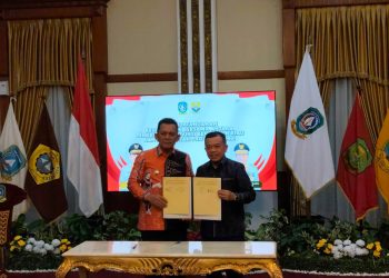 Gubernur Jambi Al Haris (kiri) dan Gubernur Kepulauan Riau Ansar Ahmad (kanan) menunjukkan dokumen kesepakatan bersama pengelolaan Pulau Berhala usai penandatanganan di Gedung Daerah Pemprov Kepri, Tanjung Pinang, Senin (13/4/2026) (Dok. Humas)
