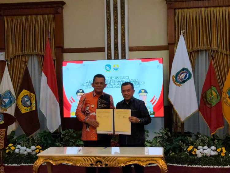 Gubernur Jambi Al Haris (kiri) dan Gubernur Kepulauan Riau Ansar Ahmad (kanan) menunjukkan dokumen kesepakatan bersama pengelolaan Pulau Berhala usai penandatanganan di Gedung Daerah Pemprov Kepri, Tanjung Pinang, Senin (13/4/2026) (Dok. Humas)