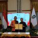 Gubernur Jambi Al Haris (kiri) dan Gubernur Kepulauan Riau Ansar Ahmad (kanan) menunjukkan dokumen kesepakatan bersama pengelolaan Pulau Berhala usai penandatanganan di Gedung Daerah Pemprov Kepri, Tanjung Pinang, Senin (13/4/2026) (Dok. Humas)