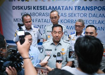 Direktur Utama Jasa Raharja Muhammad Awaluddin (tengah) memberikan keterangan kepada awak media usai Diskusi Keselamatan Transportasi di Makassar, Senin (13/4/2026). (Dok. Humas JR)