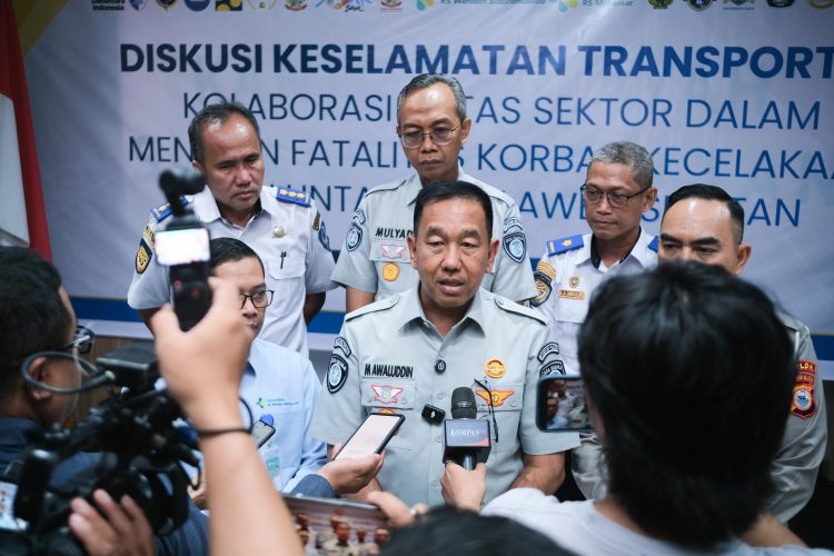 Direktur Utama Jasa Raharja Muhammad Awaluddin (tengah) memberikan keterangan kepada awak media usai Diskusi Keselamatan Transportasi di Makassar, Senin (13/4/2026). (Dok. Humas JR)