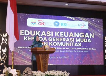 Ketua TP-PKK Provinsi Jambi, Hj. Hesnidar Haris, menyampaikan sambutan dalam kegiatan Edukasi Keuangan bagi Generasi Muda dan Komunitas di Auditorium Rumah Dinas Gubernur Jambi, Selasa (14/4/2026). (Dok. Daus)
