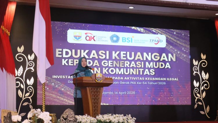 Ketua TP-PKK Provinsi Jambi, Hj. Hesnidar Haris, menyampaikan sambutan dalam kegiatan Edukasi Keuangan bagi Generasi Muda dan Komunitas di Auditorium Rumah Dinas Gubernur Jambi, Selasa (14/4/2026). (Dok. Daus)