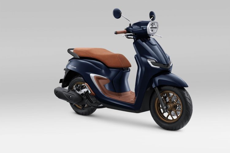 New Honda Stylo 160 varian Burgundy tampil dengan desain modern klasik dan sentuhan retro (Dok Sinsen)