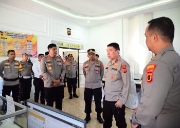 Wakapolda Jambi Brigjen Pol B. Ali saat memberikan arahan kepada personel Polres Kerinci dalam kunjungan kerja, Selasa (14/4/2026) (Dok Humas)