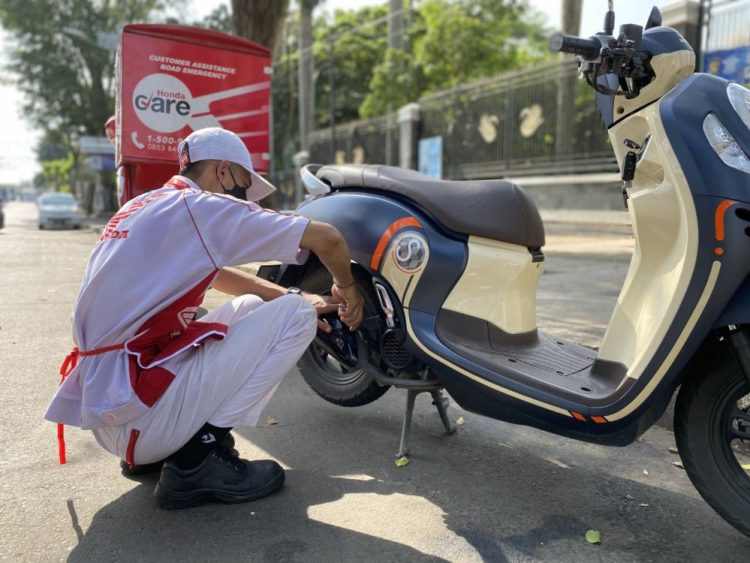 Teknisi Honda melakukan perbaikan sepeda motor melalui layanan Honda Care di Jambi. (Dok. Daus)