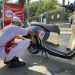 Teknisi Honda melakukan perbaikan sepeda motor melalui layanan Honda Care di Jambi. (Dok. Daus)