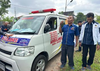 Wakil Ketua Bidang Organisasi PWI Provinsi Jambi, Nalom Siadari meyampiakan sambutan pada Aksi demonstrasi damai kader dan simpatisan Partai NasDem di Jambi, Selasa (14/4/2026). (Dok. Daus)