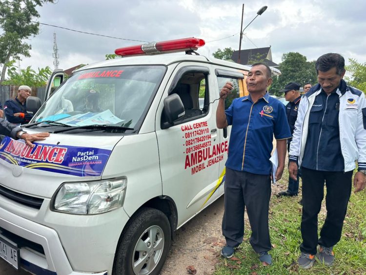 Wakil Ketua Bidang Organisasi PWI Provinsi Jambi, Nalom Siadari meyampiakan sambutan pada Aksi demonstrasi damai kader dan simpatisan Partai NasDem di Jambi, Selasa (14/4/2026). (Dok. Daus)
