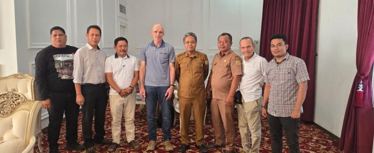 Perwakilan Pemerintah Kabupaten Tanjung Jabung Timur bersama investor asing dan tim pendamping berfoto usai pertemuan terkait penjajakan pengembangan industri kelapa terintegrasi di Tanjabtim (Dok. Daus)